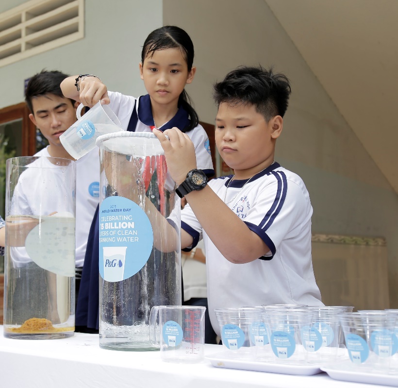Các em học sinh đích thân trải nghiệm quy trình lọc nước đơn giản với gói bột lọc nước P&G